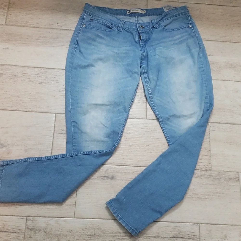 Levi's Women's Sky Blue Slim Jeans. Low Rise - Picture 2 of 4